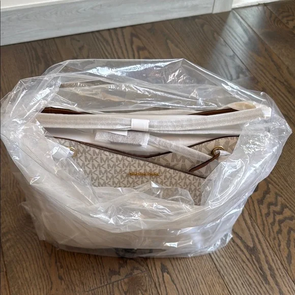 Michael Kors Patterned Tote with Gold Accents Women’s Girls Juniors NWT - Picture 3 of 8